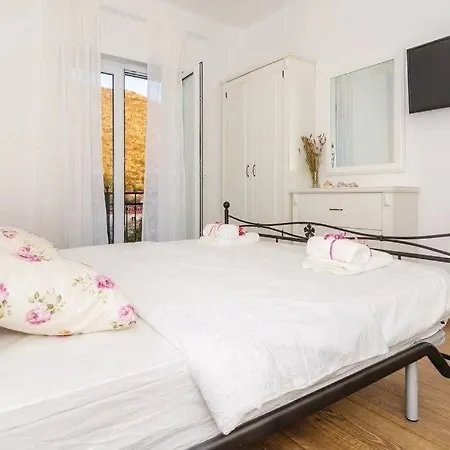 Kate - By Guide Dubrovnik